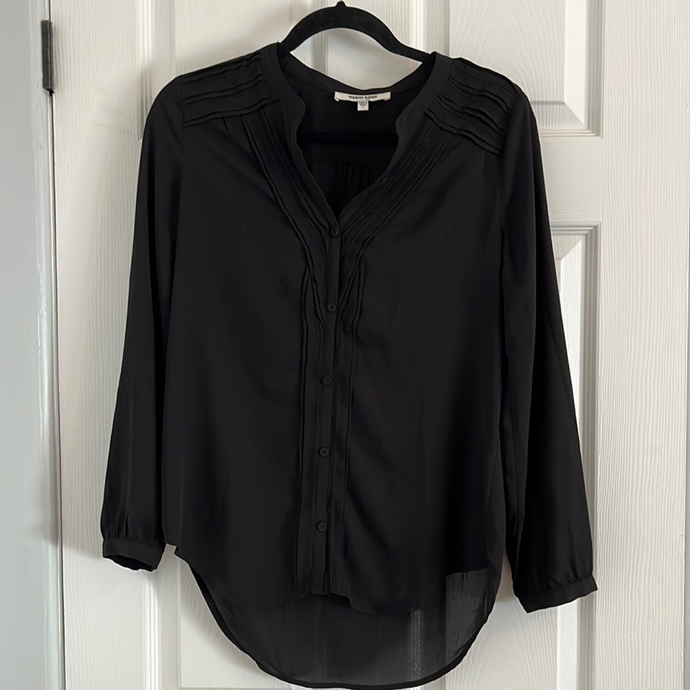 Black dressy button down. Daniel rain brand. Size small. Excellent condition.